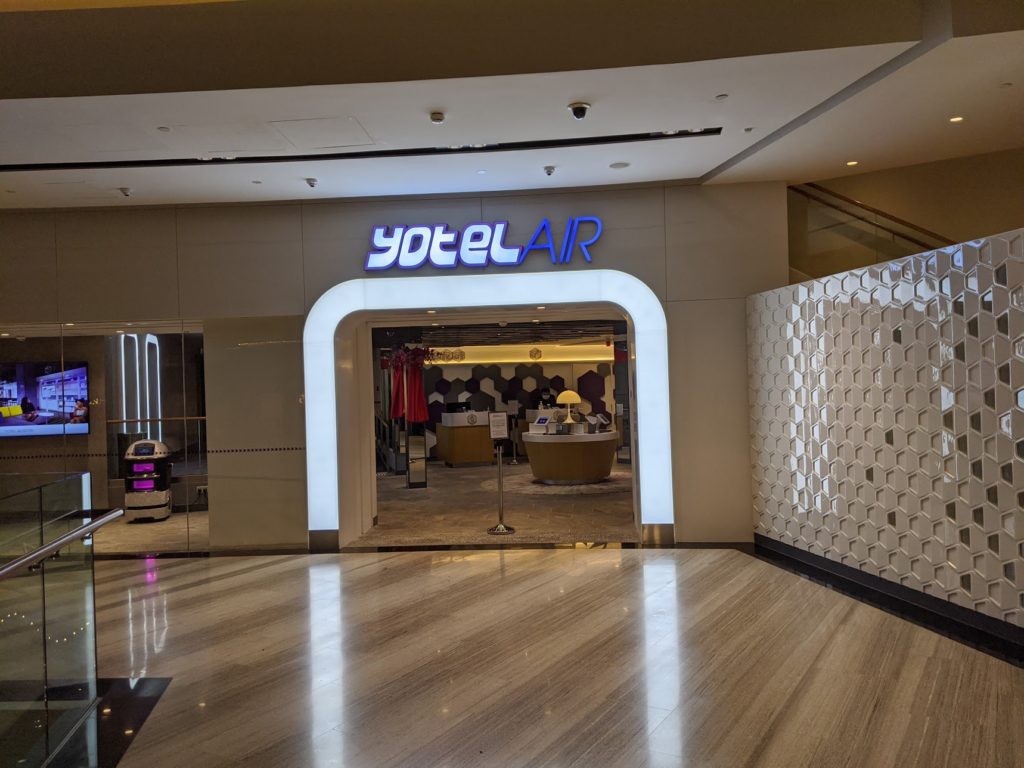 Review Yotel Singapore entrance