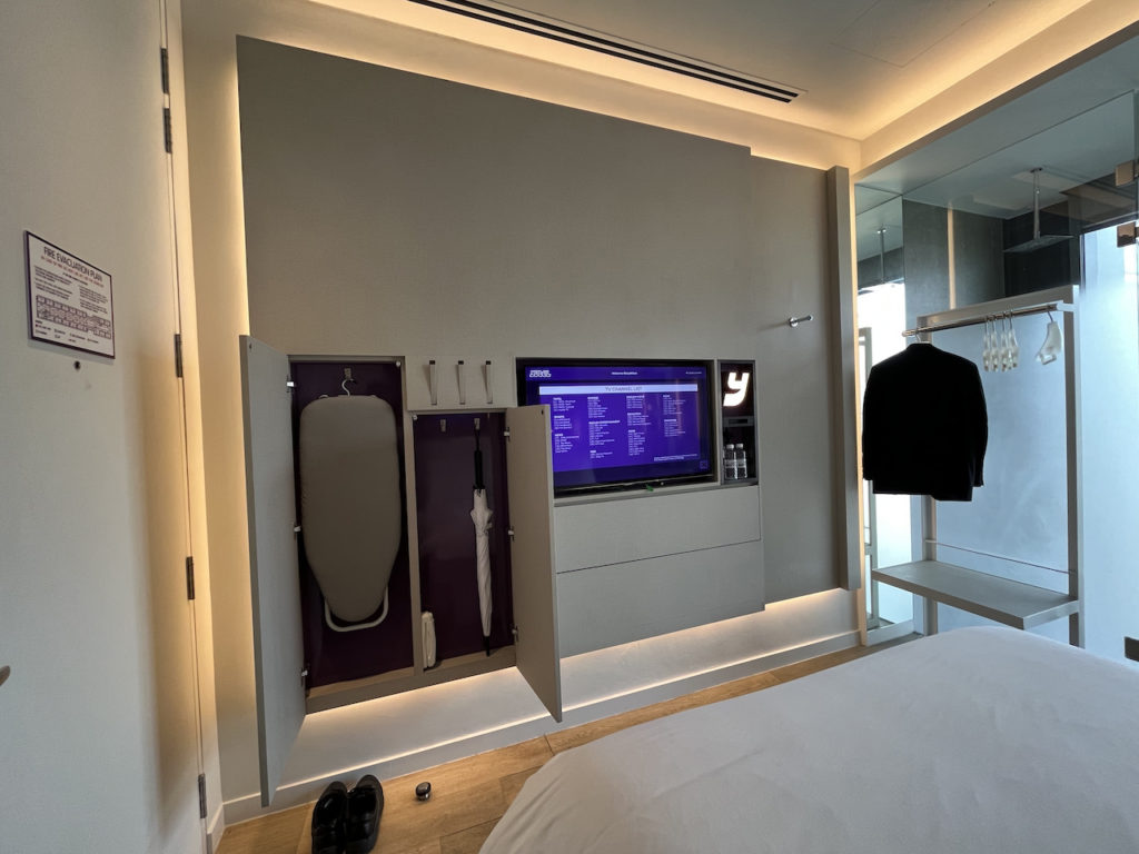 Yotel Singapore Orchard Premium Queen Storage