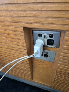 qantas club brisbane worn-power outlet